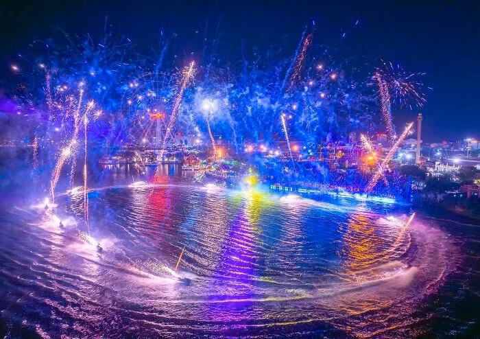 Biểu diễn ánh sáng ở Cát Bà. ẢNH: BORED PANDA