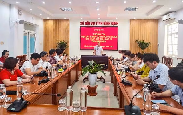 Ông Lê Minh Tuấn, Giám đốc Sở Nội vụ tỉnh Bình Định, thông tin việc lấy ý kiến cử tri đối với đề án sáp nhập cấp tỉnh, cấp xã của tỉnh. ẢNH: HẢI PHONG