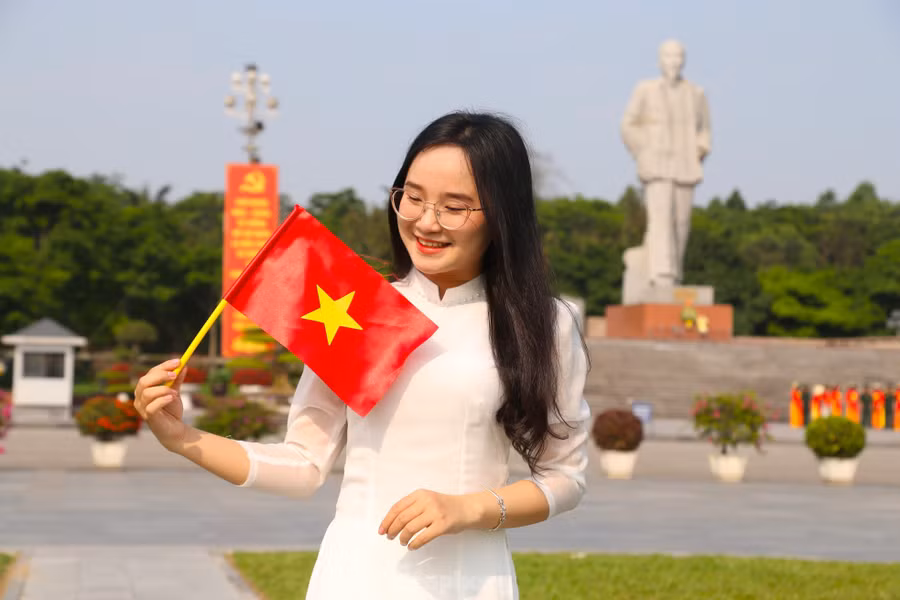 Quảng trường Hồ Chí Minh được xây dựng vào năm 2000 và hoàn thành năm 2003 để mừng sinh nhật lần thứ 113 của Bác Hồ. Quần thể Quảng trường Hồ Chí Minh rộng 11 ha và có hơn 30 hạng mục khác nhau. Đây là công trình thể hiện lòng thành kính, yêu mến và sự tưởng nhớ của người dân Nghệ An nói riêng và dân tộc Việt Nam nói chung đến vị Cha già vĩ đại.