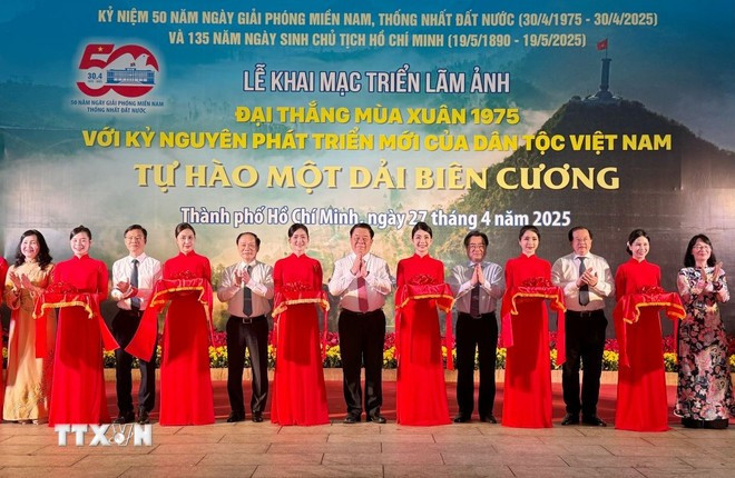 Các đại biểu thực hiện nghi thức cắt băng khai mạc triển lãm. Ảnh: Thu Hương/TTXVN 2trienlamanh.jpg