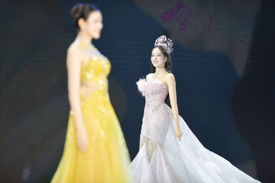 Ở Chung khảo, đương kim Hoa hậu Việt Nam Huỳnh Thị Thanh Thủy và Hoa hậu Việt Nam 2020 Đỗ Thị Hà xuất hiện mở màn trong tiết mục trình diễn ánh sáng. Đây được xem là lời chào của Hoa Hậu Việt Nam 2024 đến khán giả trong hành trình 37 năm qua, đồng thời làm nổi bật chủ đề cuộc thi năm nay - Rạng rỡ Việt Nam.