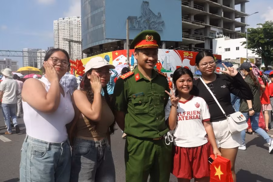 Người dân chụp hình cùng lực lượng chức năng