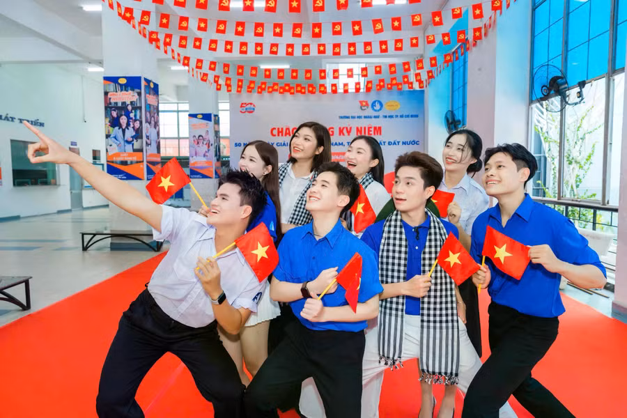 Không gian đỏ rực tại Trường ĐH Ngoại ngữ - Tin học TP.HCM. ẢNH: Đ.Q