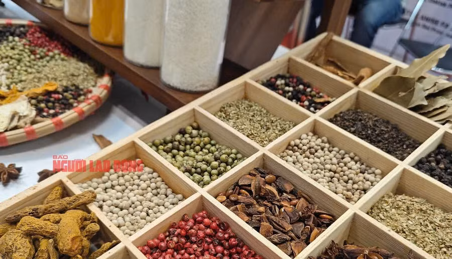 Đa dạng các mặt hàng tiêu và gia vị các loại.