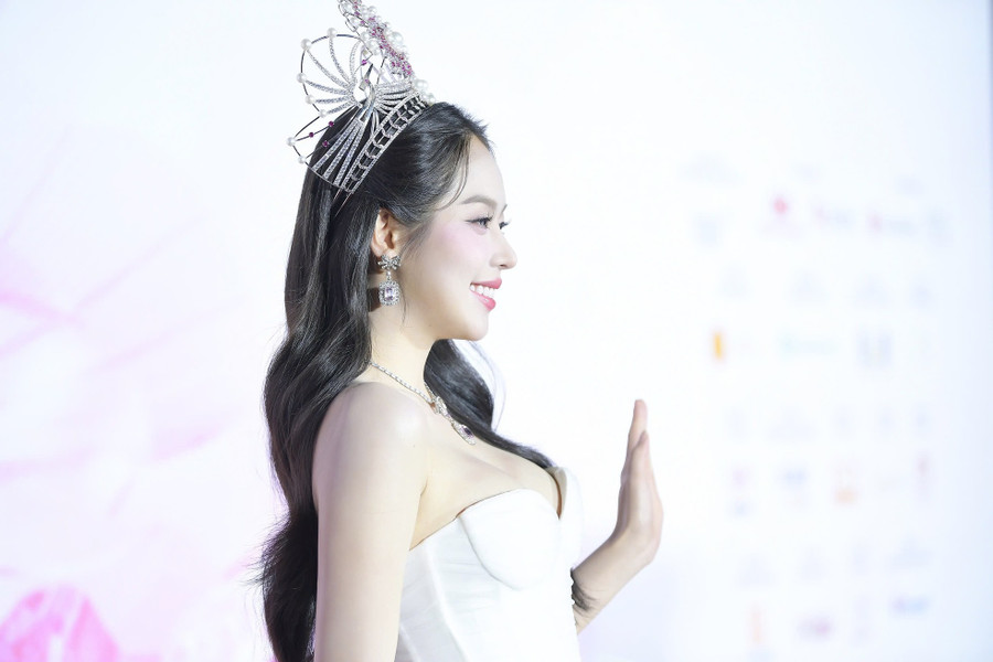 Thanh Thủy cho biết cô thấu hiểu cảm xúc hồi hộp của thí sinh, tương đồng với bản thân lúc tham gia Chung khảo Hoa hậu Việt Nam 2022. “Sự hồi hộp chỉ là cảm giác, quan trọng là các bạn phải tìm khoảnh khắc đẹp nhất của mình trên sân khấu. Điều đó giúp bạn thêm tự tin và tỏa sáng”, Thanh Thủy nhắn nhủ. Thanh Thủy cho biết cô thấu hiểu cảm xúc hồi hộp của thí sinh, tương đồng với bản thân lúc tham gia Chung khảo Hoa hậu Việt Nam 2022. “Sự hồi hộp chỉ là cảm giác, quan trọng là các bạn phải tìm khoảnh khắc đẹp nhất của mình trên sân khấu. Điều đó giúp bạn thêm tự tin và tỏa sáng”, Thanh Thủy nhắn nhủ.