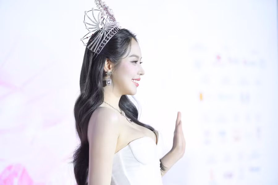 Thanh Thủy cho biết cô thấu hiểu cảm xúc hồi hộp của thí sinh, tương đồng với bản thân lúc tham gia Chung khảo Hoa hậu Việt Nam 2022. “Sự hồi hộp chỉ là cảm giác, quan trọng là các bạn phải tìm khoảnh khắc đẹp nhất của mình trên sân khấu. Điều đó giúp bạn thêm tự tin và tỏa sáng”, Thanh Thủy nhắn nhủ.