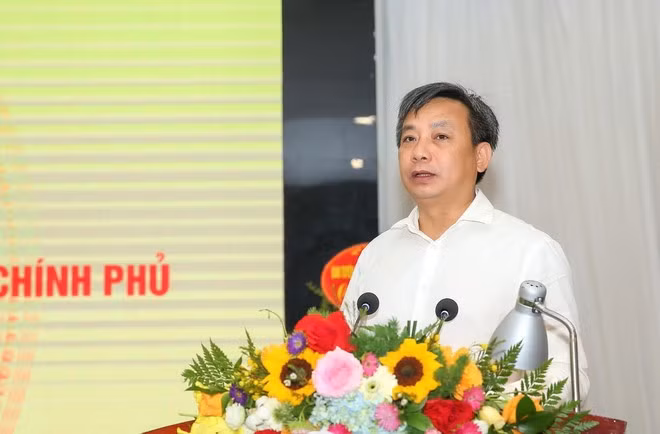 Ông Phan Toàn Thắng, Chánh Văn phòng Hội Nhà báo Việt Nam trình bày báo cáo thực hiện Quyết định số 558/QĐ-TTg của Thủ tướng Chính phủ. Ảnh: PV/Vietnam+