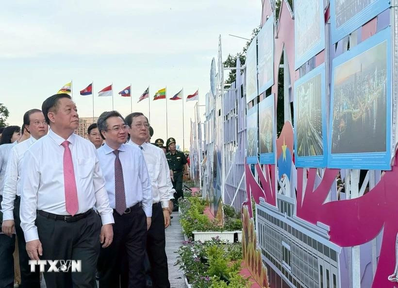 Các đại biểu tham quan triển lãm. Ảnh: Thu Hương/TTXVN khai-mac-trien-lam-anh.jpg