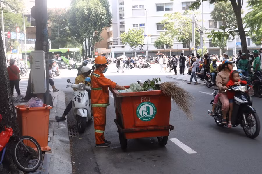 Công nhân vệ sinh môi trường thu dọn rác sau khi kết thúc buổi tổng duyệt