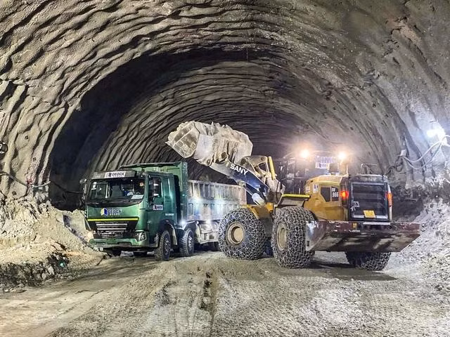 Thi công hầm xuyên núi số 3 cao tốc Quảng Ngãi - Hoài Nhơn, đoạn qua tỉnh Quảng Ngãi. ẢNH: P.A