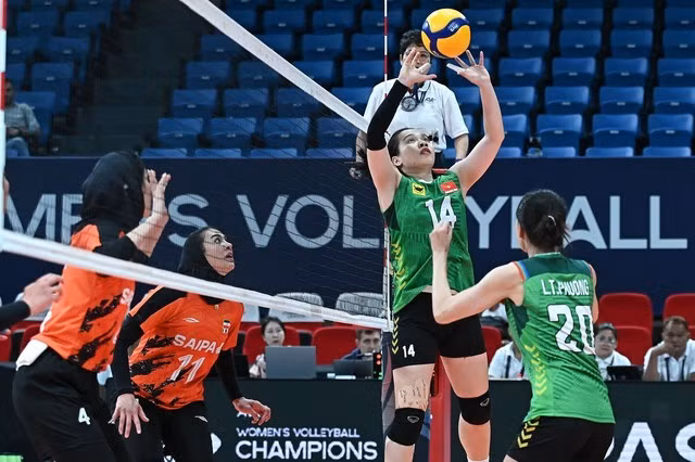 Lữ Thị Phương (20) giúp ổn định đội hình