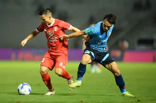 CLB Hải Phòng (áo đỏ) phải đá thiếu người ngay ở phút 10