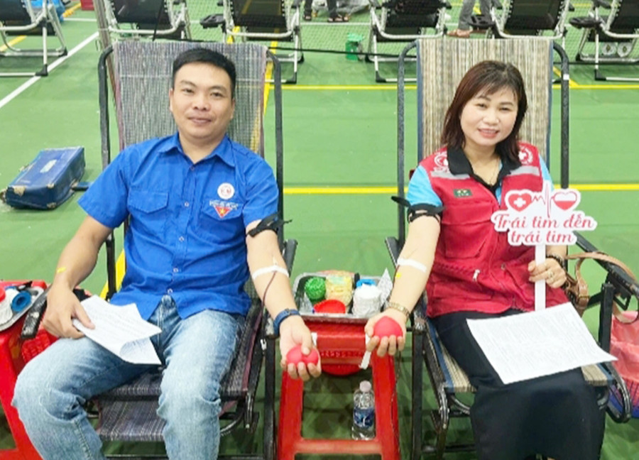 Chị Đoàn Thị Vân (bìa phải) HMTN tại Nhà thi đấu đa năng huyện Ia Grai. Ảnh: Hoàng Cư 1hoangcu.jpg