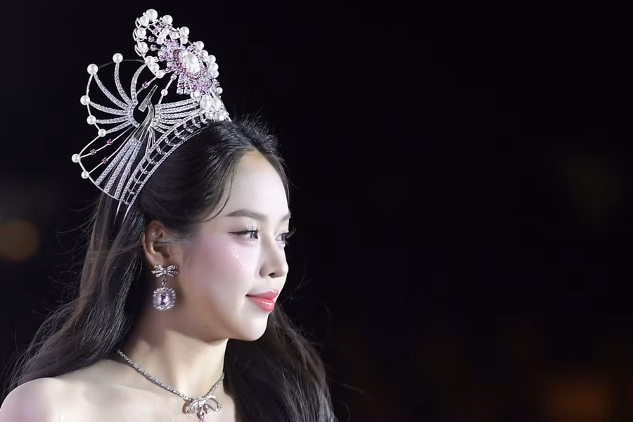 Trên thảm đỏ, Thanh Thủy diện váy cúp ngực khoe bờ vai trần gợi cảm và vẻ đẹp quyến rũ ở tuổi 23.