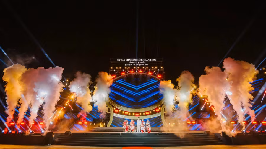 Sân khấu được thiết kế hoành tráng giúp lễ khai mạc mùa du lịch biển Sầm Sơn 2025 để lại được ấn tượng trong lòng du khách. ẢNH: MINH HẢI