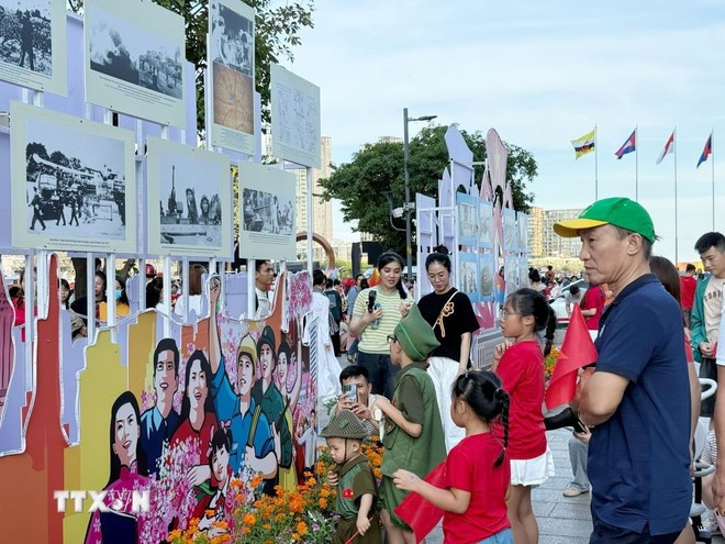 Người dân tham quan triển lãm. Ảnh: Thu Hương/TTXVN 3trienlamanh.jpg