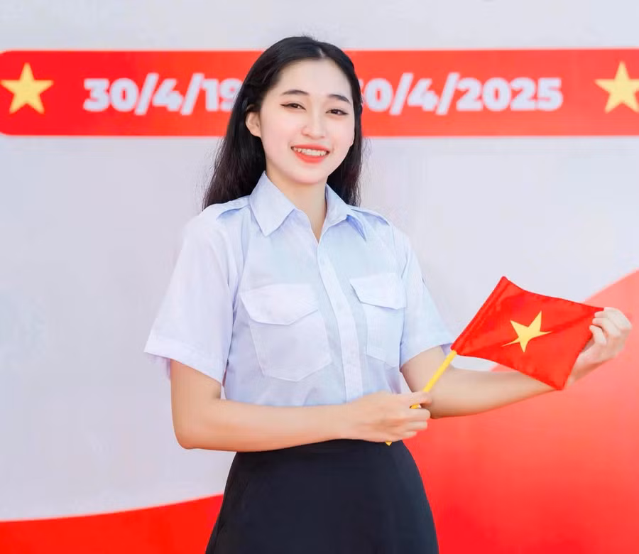 Sinh viên Trường ĐH Ngoại ngữ - Tin học TP.HCM tự hào check-in với cờ đỏ sao vàng ngay tại không gian ở trường. ẢNH: Đ.Q