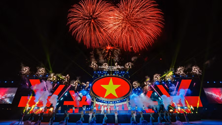 Chương trình nghệ thuật có sự tham gia của nhiều ca sĩ, nghệ sĩ nổi tiếng. ẢNH: MINH HẢI