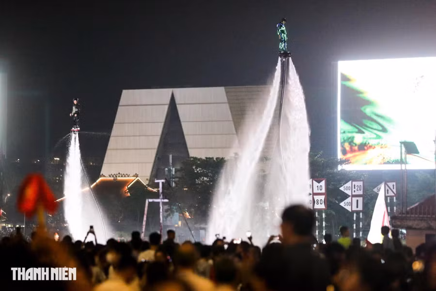 Chương trình Ngày hội thống nhất non sông (ngày 30.4) tại phố đi bộ Nguyễn Huệ và khu vực sông Sài Gòn. Chương trình trình chiếu nghệ thuật 3D mapping kết hợp với đội ngũ các nhóm sáng tạo từ các quốc gia Pháp, Singapore, Bỉ, Việt Nam. Ảnh: Phạm Hữu