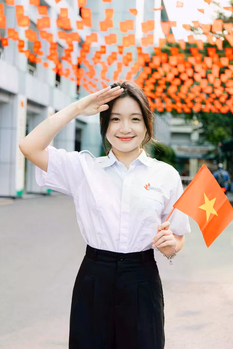 Sinh viên Trường ĐH Công nghiệp TP.HCM tự hào check-in với cờ đỏ sao vàng ngay tại không gian ở trường. ẢNH: H.D