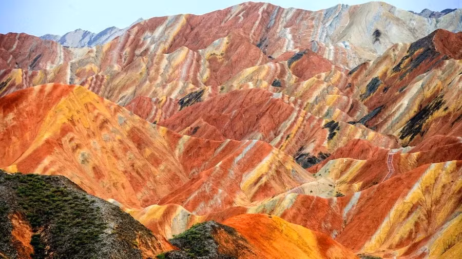 Dãy núi cầu vồng ở công viên địa chất Trương Dịch Đan Hà, gần thành phố Trương Dịch, tỉnh Cam Túc của Trung Quốc là một trong những kỳ quan độc lạ nhất thế giới. Sự xói mòn của sông đã góp phần hình thành nên các hẻm núi sâu và những đỉnh núi cao, với các tầng màu tím, xanh lá cây, vàng và đỏ tạo nên quang cảnh rực rỡ và tươi sáng. Ảnh: AP.