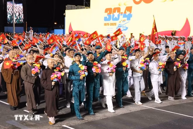 Khối đội hình diễu hành Mặt trận Tổ quốc trong lễ hợp luyện. Ảnh: Xuân Khu/TTXVN