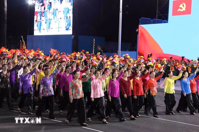 Khối đội hình diễu hành Đồng bào Việt Nam ở nước ngoài diễu hành trong lễ hợp luyện. Ảnh: Xuân Khu/TTXVN