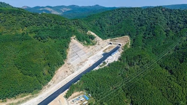 Một trong những đoạn thảm nhựa trong số 10 km thảm nhựa ở cao tốc Quảng Ngãi - Hoài Nhơn. ẢNH: X.THANH