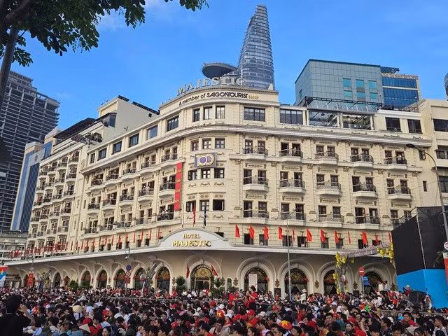 Người dân tập trung theo dõi lễ diễu binh, diễu hành trên đường Tôn Đức Thắng, đoạn qua Bến Bạch Đằng, quận 1.