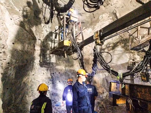 Hầm xuyên núi số 3 được thi công 24/24 giờ, xuyên qua ngày lễ. ẢNH: X.THANH