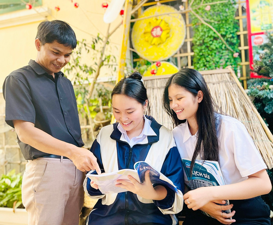 Diệu Linh (bên phải) và Mỹ Ngọc may mắn nhận được sự ủng hộ, giúp đỡ và đồng hành của thầy giáo bộ môn Lịch sử Đinh Xuân Hiến. Ảnh: Mai Ka 2mk.jpg