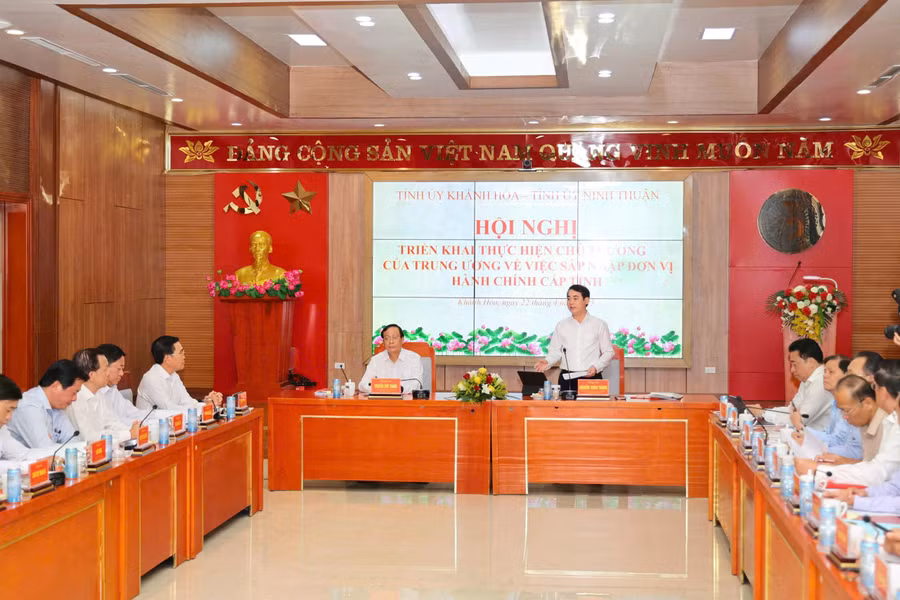 Bí thư Tỉnh ủy Khánh Hòa, ông Nghiêm Xuân Thành và Bí thư Tỉnh ủy Ninh Thuận, ông Nguyễn Đức Thanh, cùng lãnh đạo chủ chốt hai tỉnh tại hội nghị triển khai thực hiện chủ trương sáp nhập đơn vị hành chính cấp tỉnh