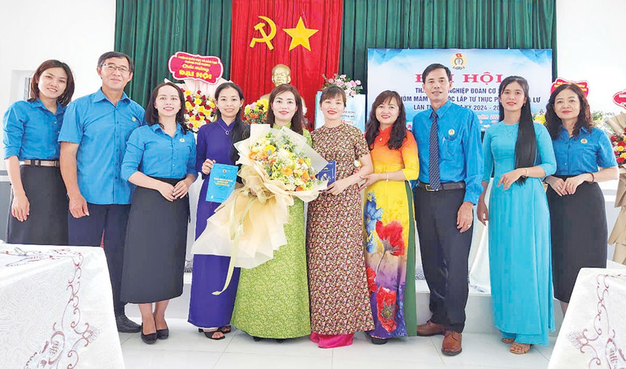 Ông Trần Văn Tư (thứ 3 từ phải sang)-Phó Chủ tịch Liên đoàn Lao động TP. Pleiku là một trong những người nỗ lực vận động thành lập nghiệp đoàn cơ sở. Ảnh: L.P 2-pd1.jpg