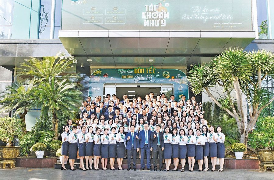 Tập thể lãnh đạo, cán bộ, nhân viên BIDV- Chi nhánh Phố Núi (ảnh đơn vị cung cấp). 1bg-2-bidv.jpg