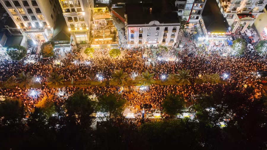 Rất đông người dân đến dự lễ khai mạc và chờ đón xem pháo hoa. ẢNH: MINH HẢI