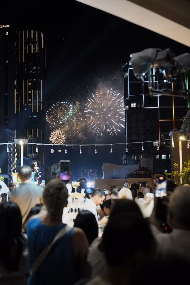 View xem bắn pháo hoa tại tầng 5 Rooftop Garden Bar ở khách sạn Rex