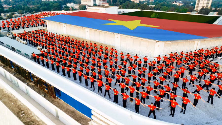 Gần 5.000 hội viên, sinh viên TP.HCM đã phủ đỏ không gian của Nhà văn hóa Sinh viên TP.HCM bằng màu áo đỏ sao vàng trong chương trình Lễ chào cờ “Tôi yêu Tổ quốc tôi” và Chương trình hòa ca Đất nước trọn niềm vui. ẢNH: HSV TP.HCM