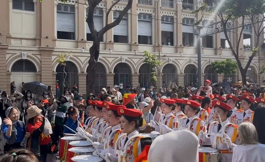 Người dân vẫy tay chào và chụp hình lưu niệm cùng khối quân nhạc