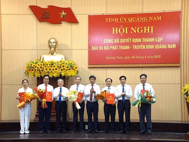 Thường trực Tỉnh ủy Quảng Nam trao quyết định và tặng hoa chúc mừng lãnh đạo Báo và Đài Phát thanh - Truyền hình Quảng Nam