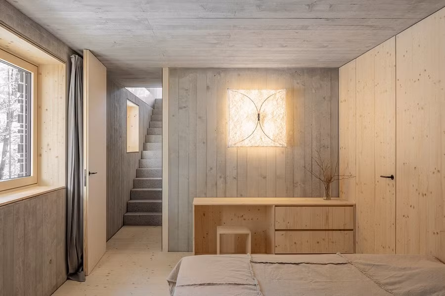 Nhờ vị trí đặt khéo léo trên địa hình dốc, chất liệu và bảng màu hài hòa, hai căn nhà hòa quyện tự nhiên với rừng thông hỗn hợp xung quanh, đồng thời hoàn thiện tổng thể khu nghỉ dưỡng hiện hữu.