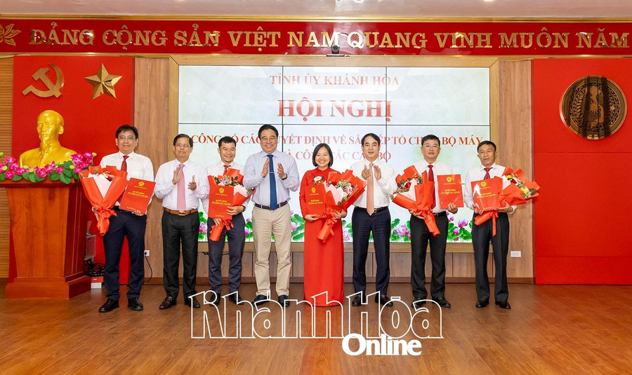 Thường trực Tỉnh ủy trao quyết định cho Ban Biên tập Báo Khánh Hòa (sau hợp nhất). 1b.jpg