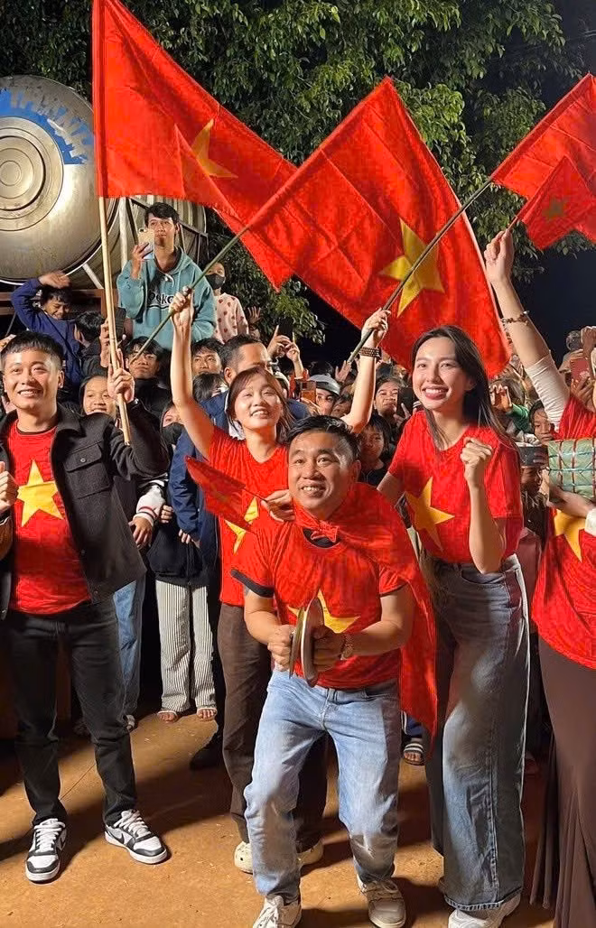 Quang Linh Vlogs (ngoài cùng bên trái) cùng Thùy Tiên tham gia một chuyến thiện nguyện tại Đắk Lắk hồi tháng 1/2025. (Ảnh: CTV/Vietnam+)