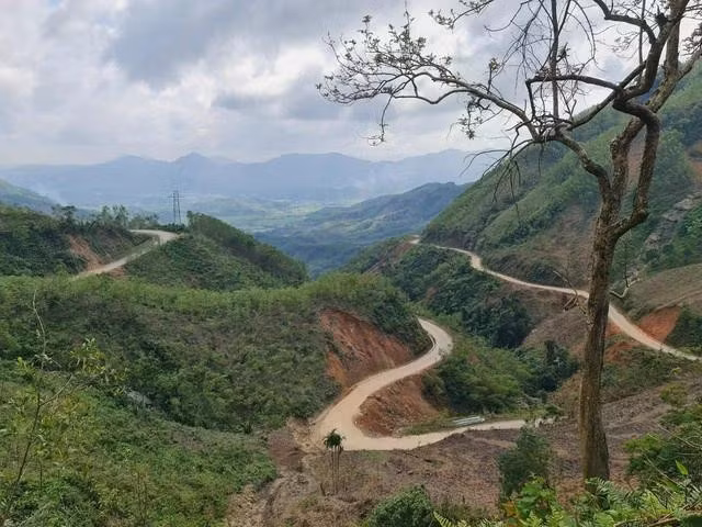 Đèo Vi ô lắc nối tỉnh Quảng Ngãi với Kon Tum. ẢNH: PHẠM ANH