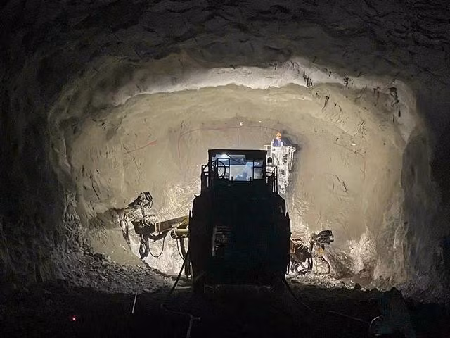 Xe đào hầm ở hầm xuyên núi số 3