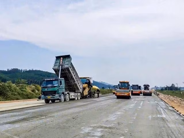 Xe cơ giới cấp phối mặt đường cao tốc Quảng Ngãi - Hoài Nhơn. ẢNH: X.THANH