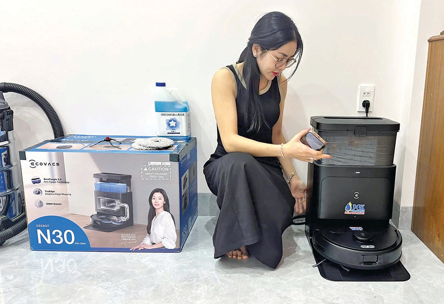 Các dòng robot hút bụi lau nhà thông minh là sản phẩm bán chạy nhất tại Công ty Phạm Gia Khang. Ảnh: M.C 1bg-vn1.jpg