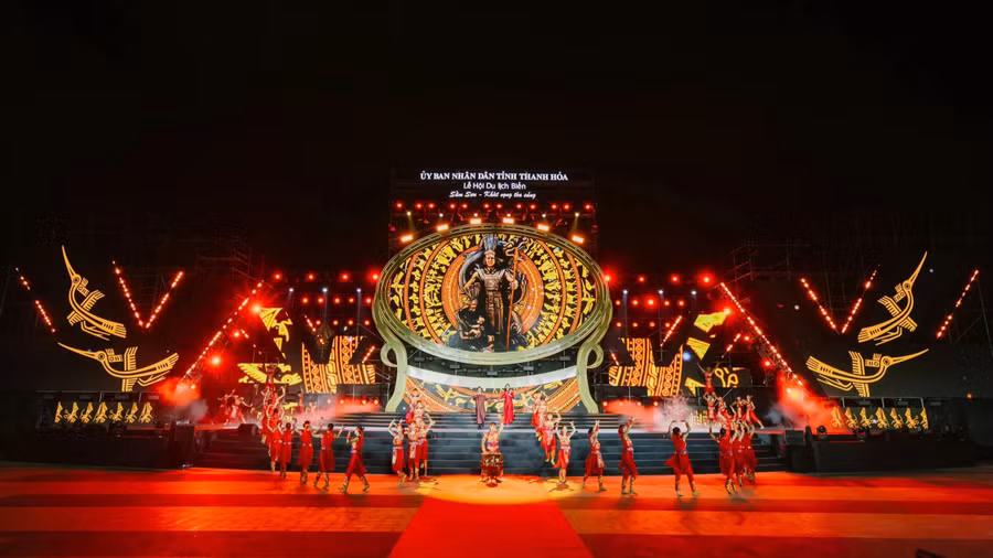 Lễ khai mạc du lịch biển Sầm Sơn 2025 với chủ đề "Sầm Sơn – Khát vọng tỏa sáng". ẢNH: MINH HẢI