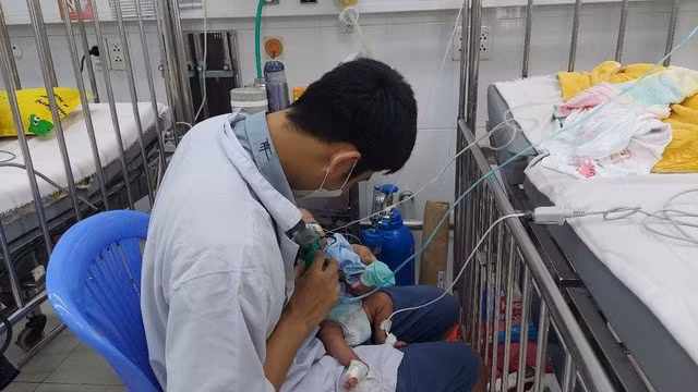 Virus hợp bào hô hấp (RSV) là nguyên nhân hàng đầu gây bệnh hô hấp ở trẻ nhỏ, đặc biệt nguy hiểm đối với trẻ sơ sinh, trẻ sinh non và trẻ mắc bệnh nền