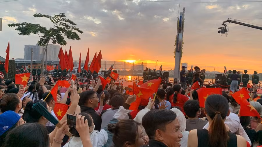 Bình minh trên Bến Bạch Đằng, nơi hàng ngàn người dân đang háo hức đón chờ buổi tổng duyệt