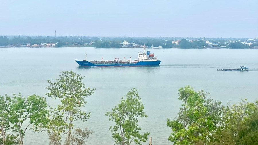Sông Hậu - nơi tiếp giáp giữa TP Cần Thơ và Vĩnh Long Sông Hậu - nơi tiếp giáp giữa TP Cần Thơ và Vĩnh Long